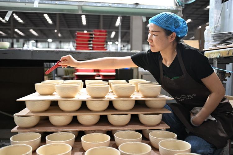 河北隆堯 陶瓷外貿(mào)訂單生產(chǎn)忙 陶瓷制品煥發(fā)新活力